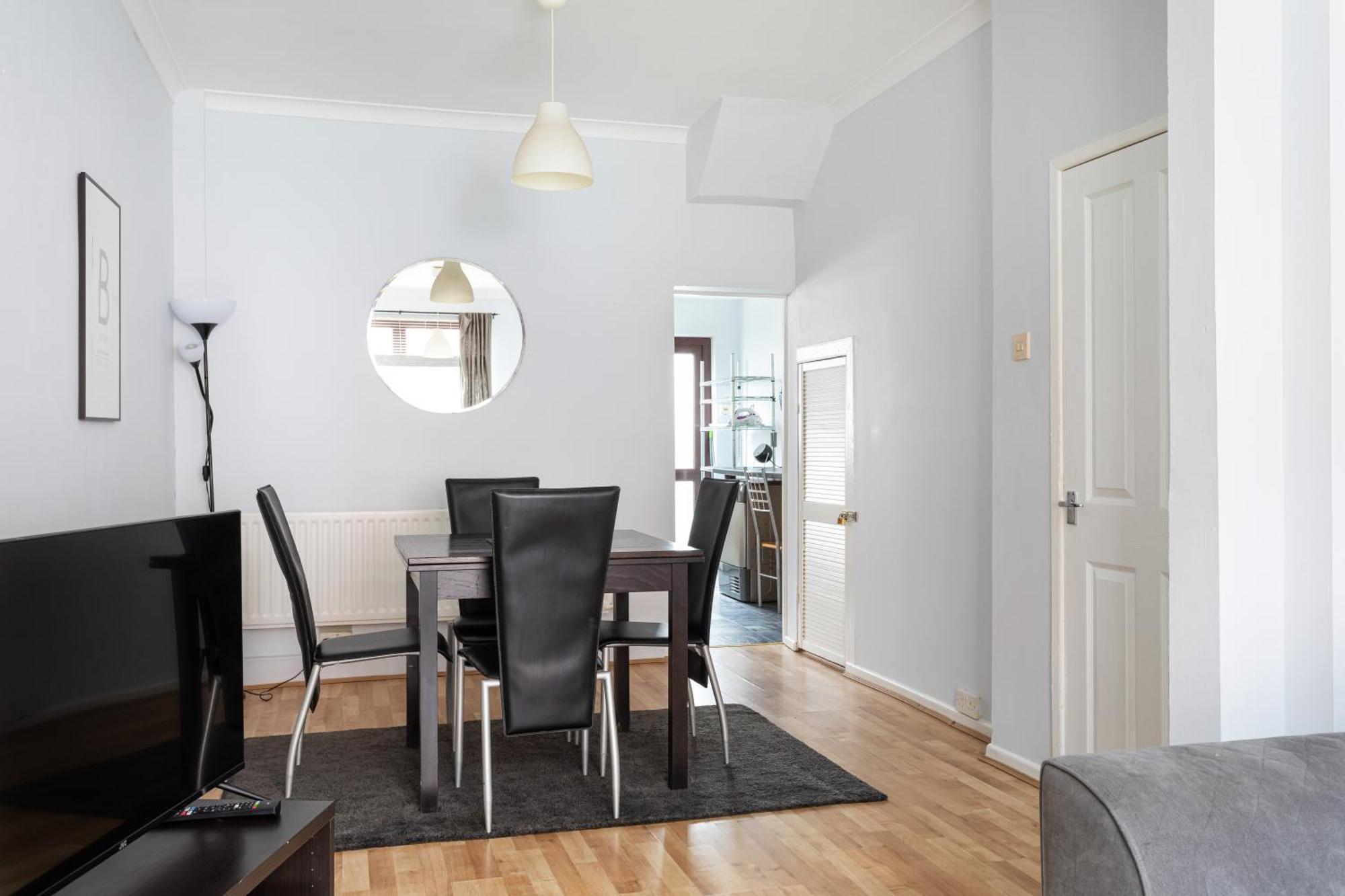 - 3 Bedroom Cosy - Walking Distance To *