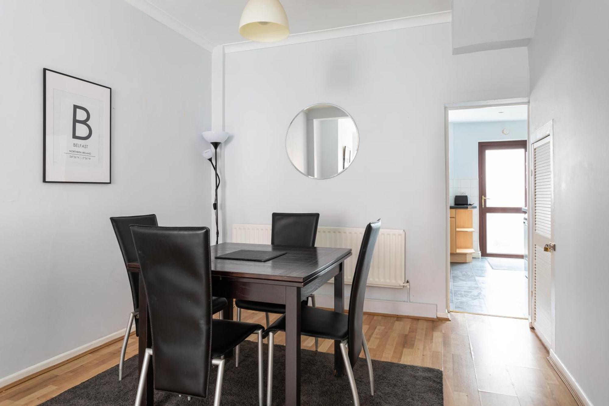 - 3 Bedroom Cosy - Walking Distance To Holiday home *
