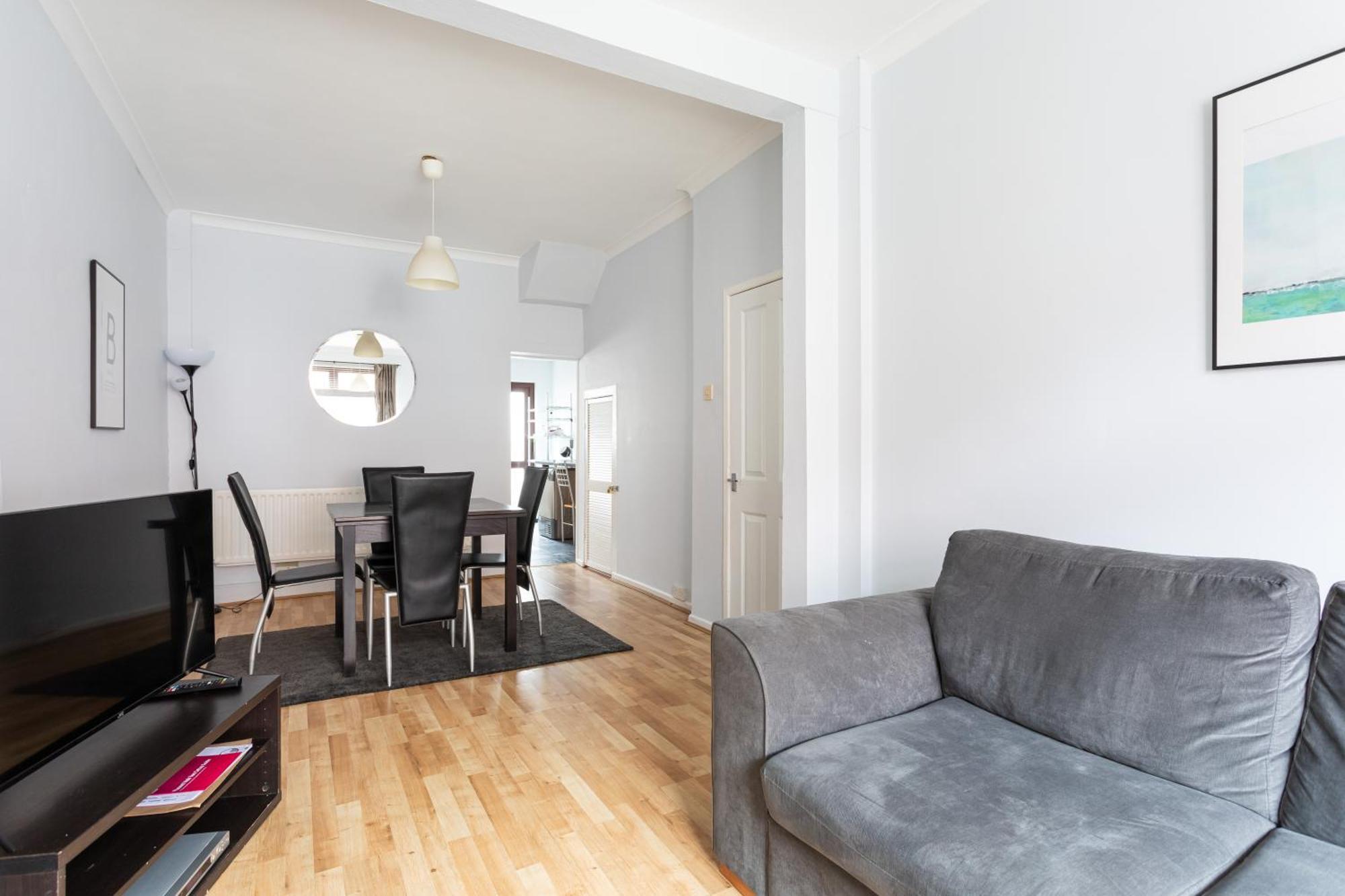 - 3 Bedroom Cosy - Walking Distance To * Belfast