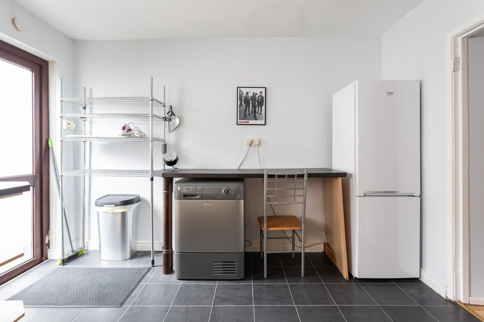 - 3 Bedroom Cosy - Walking Distance To