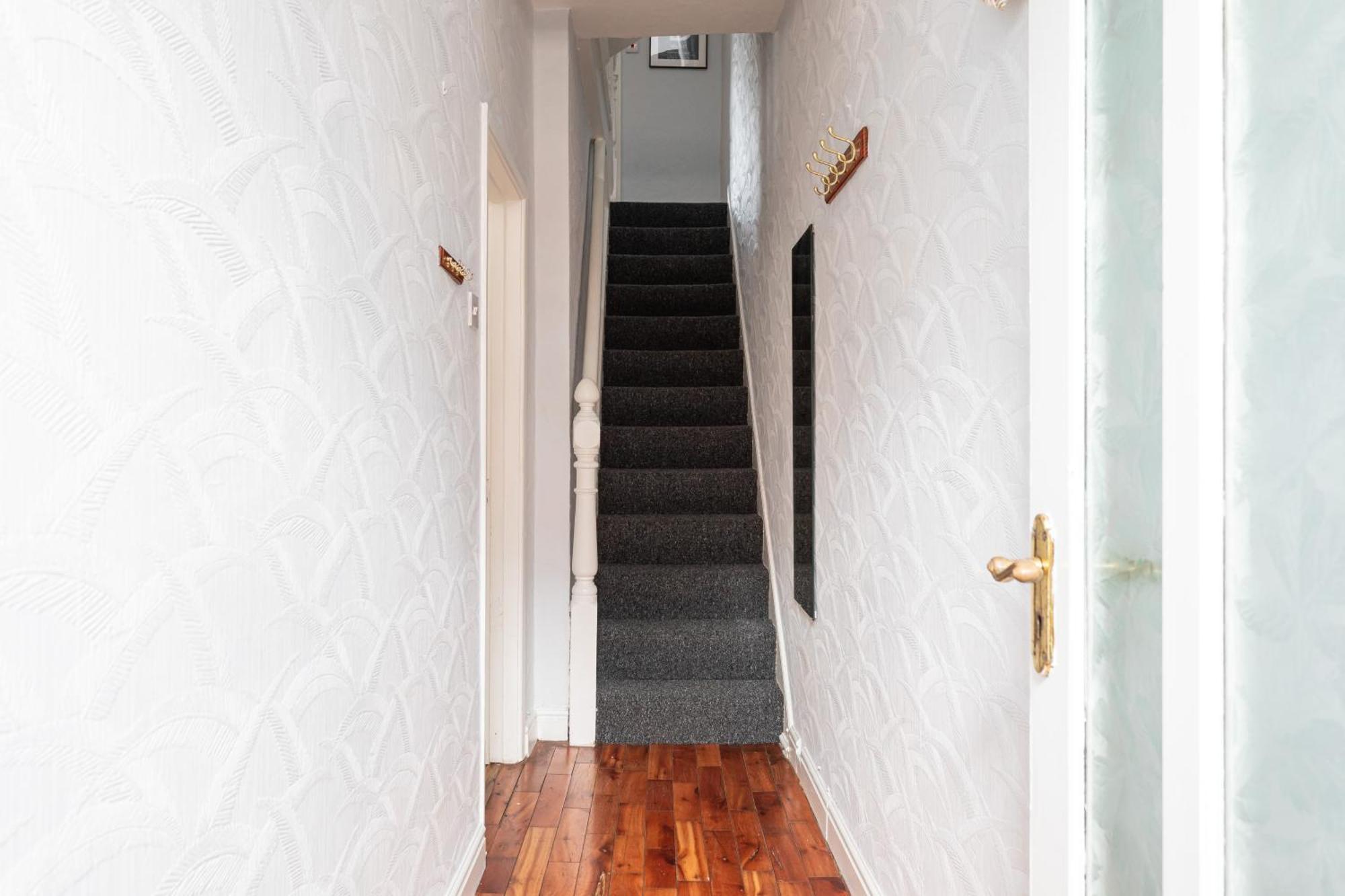 - 3 Bedroom Cosy - Walking Distance To