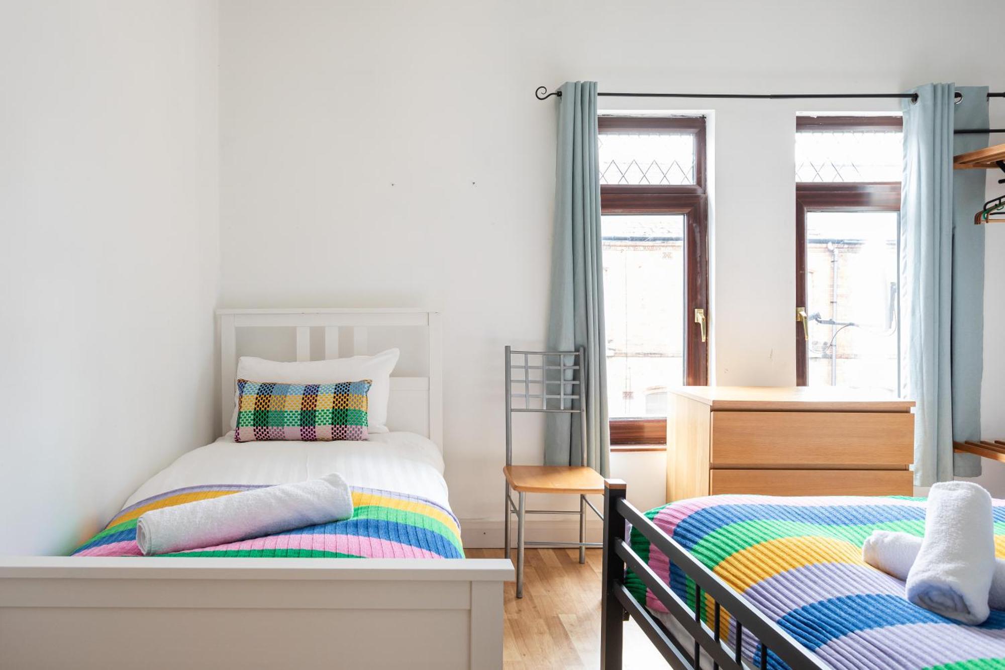 - 3 Bedroom Cosy - Walking Distance To * Belfast